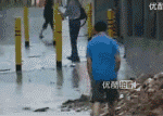 美女，裙子被风吹起来了(笑死了)