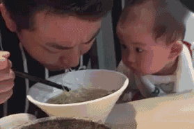 搞笑图片：这小眼神，看的粑粑不好意思了！