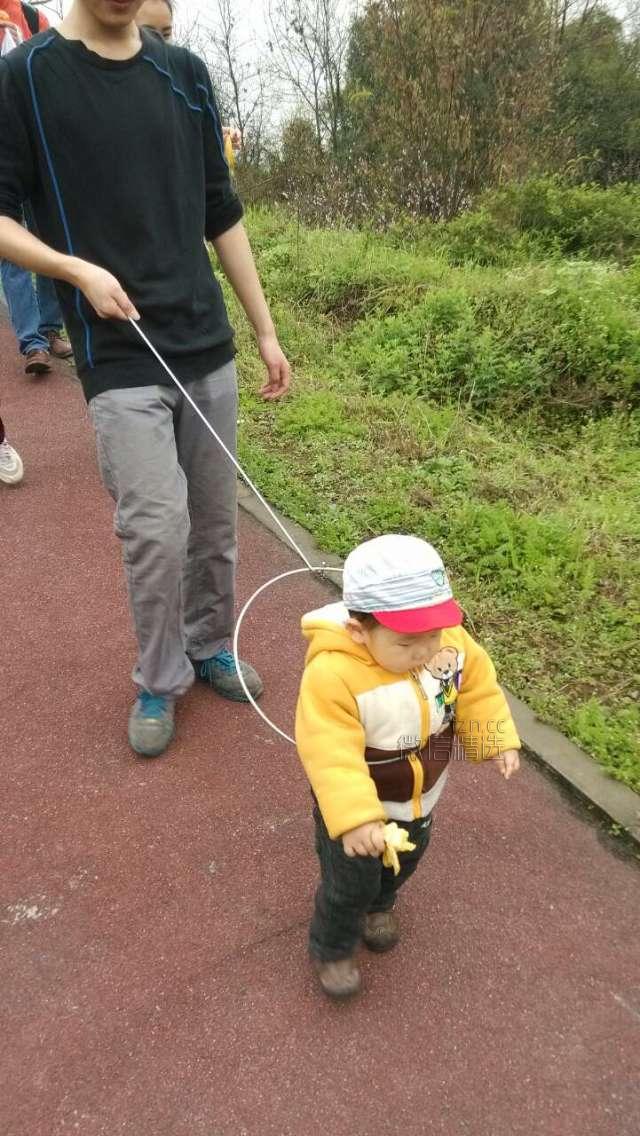 那些带娃不走心的爸爸妈妈，孩子是亲生的还是充话费送的？