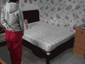 那些带娃不走心的爸爸妈妈，孩子是亲生的还是充话费送的？