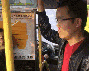搞笑动态图：妹纸一激动，一不小心就暴露了什么
