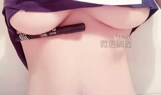 🔥女生新标准，胸下夹笔