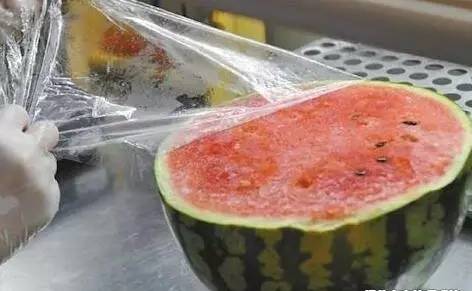 没有西瓜的夏天是不完整的~但你知道吗隔夜西瓜为啥不能吃？