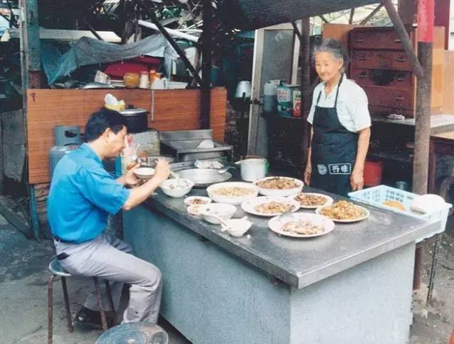 96岁奶奶摆了一个小摊，每顿自助餐2元钱，亏本卖了55年