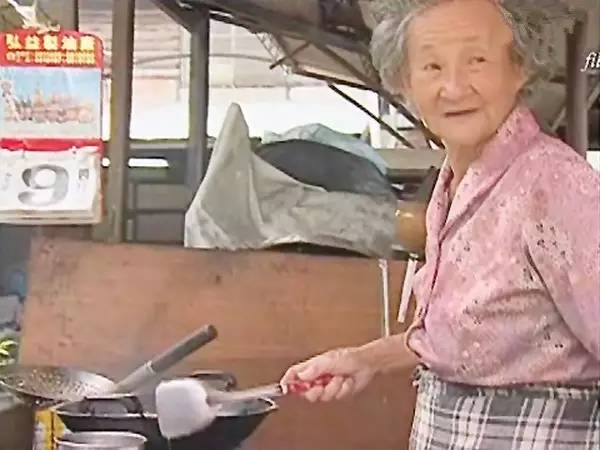 96岁奶奶摆了一个小摊，每顿自助餐2元钱，亏本卖了55年