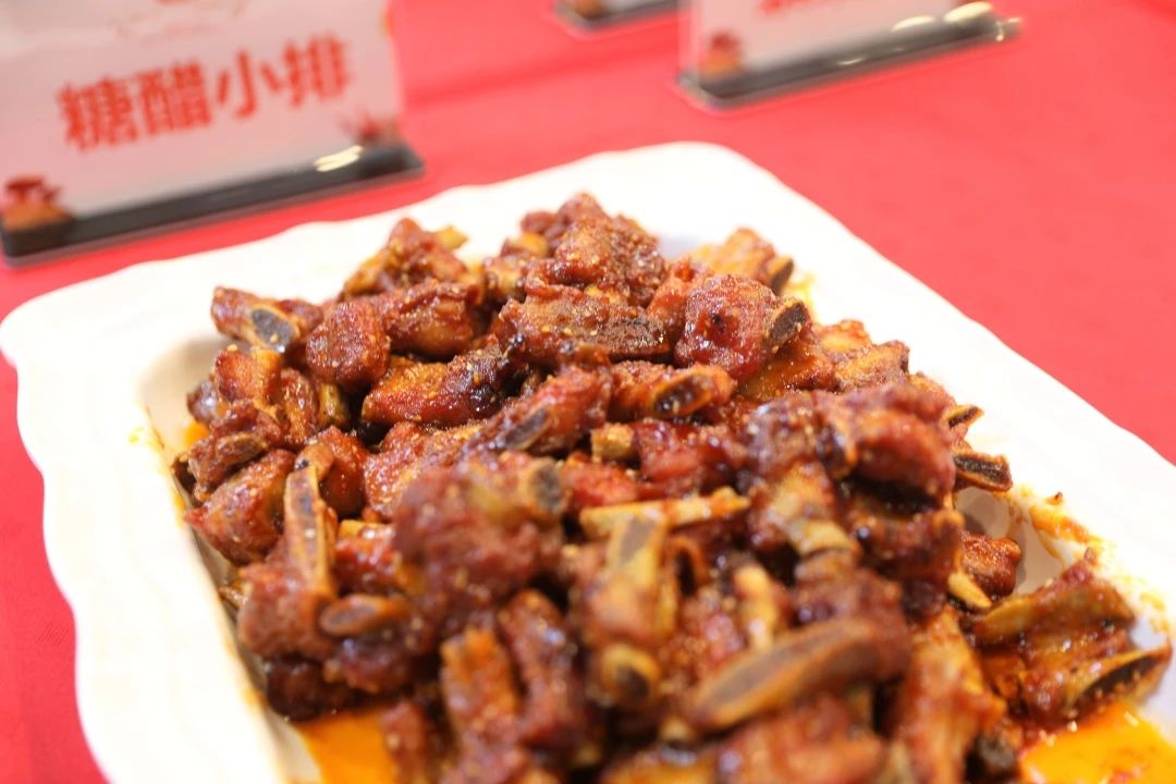 便宜到吓人!高校食堂“救命饭”火了,排长队 便宜到吓人!高校食堂“救命饭”火了,排长队